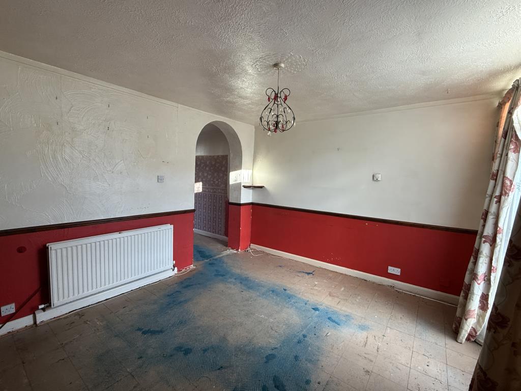 Lot: 35 - HOUSE IN NEED OF IMPROVEMENT - Living Room in House in Need of Improvement